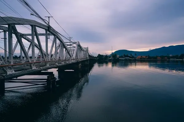 Alte Bruecke in Kampot, Kambodscha