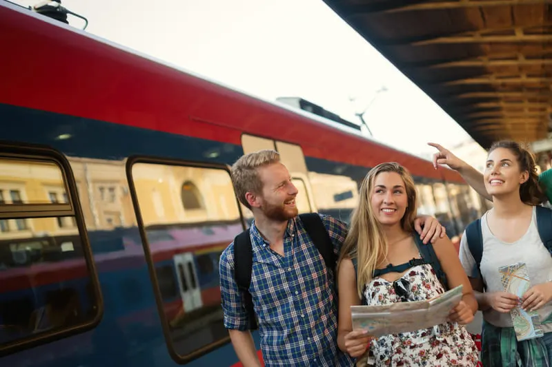 Junge Touristen Zug