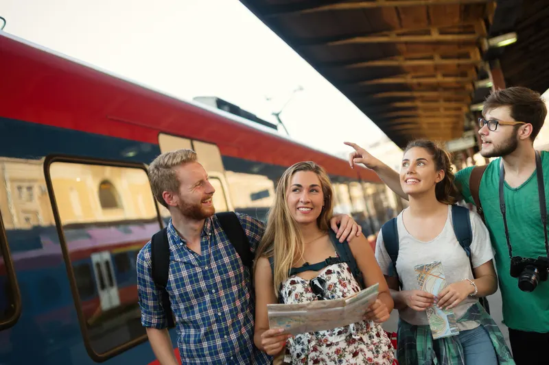 Junge Touristen, die mit dem Zug reisen