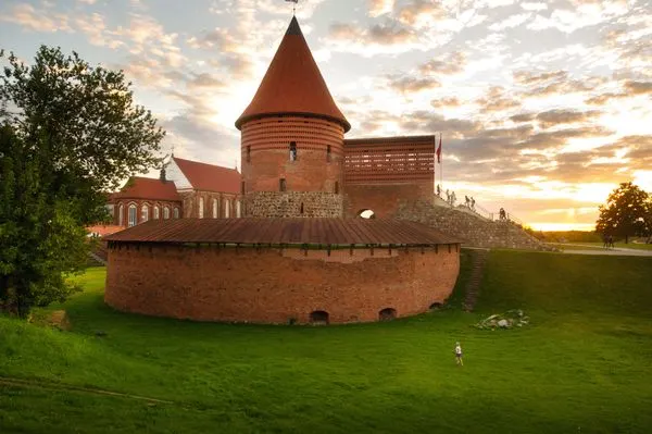 Gotische Burg von Kaunas im Sommer