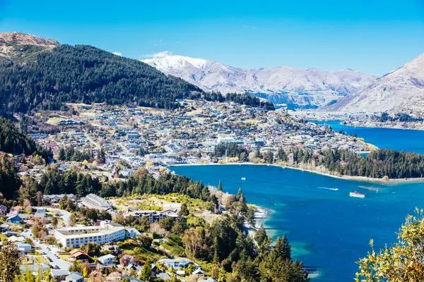 Blick auf Queenstown an einem sonnigen Tag in Neuseeland
