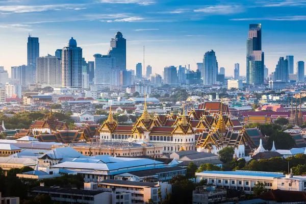 Sonnenaufgang mit Grand Palace in Bangkok, Thailand