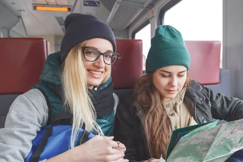 Zwei Frauen Reisen im Zug